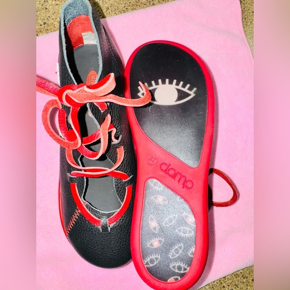 AUTHENTIC CLAMP SUEDE LEATHER Black and Red Lace-Up Shoes

SIZE 37 - Picture 7 of 11